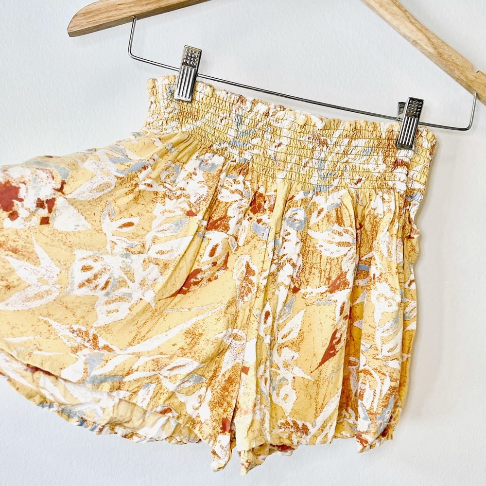 Summer Outfit Yellow Roxy Shorts & White Crop Top - Picture 4 of 12